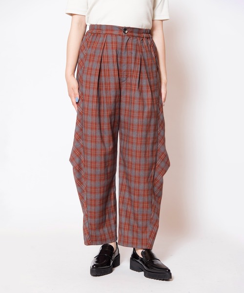 OSMOSIS(オズモーシス)の「チェックタックコクーンパンツ(デニムパンツ・レディース・ブラウン/レッド/ブラック・ONE SIZE)」の4枚目の写真