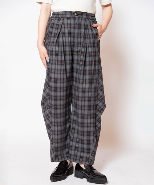 OSMOSIS(オズモーシス)の「チェックタックコクーンパンツ(デニムパンツ・レディース・ブラウン/レッド/ブラック・ONE SIZE)」の7枚目の写真