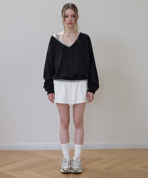 ROSEFRANTZ（ロゼフランツ）の「Deep V-neck Sweatshirt [Black]（スウェット・レディース・ブラック・OS）」の2枚目の写真