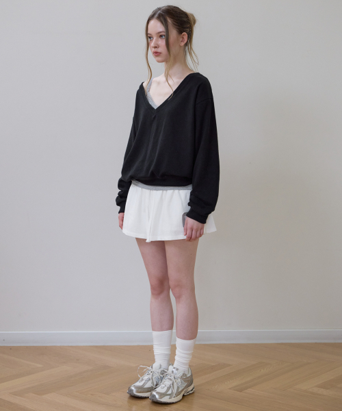 ROSEFRANTZ（ロゼフランツ）の「Deep V-neck Sweatshirt [Black]（スウェット・レディース・ブラック・OS）」の3枚目の写真