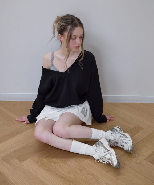ROSEFRANTZ（ロゼフランツ）の「Deep V-neck Sweatshirt [Black]（スウェット・レディース・ブラック・OS）」の10枚目の写真