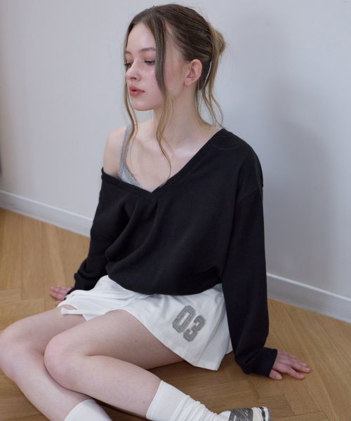 ROSEFRANTZ（ロゼフランツ）の「Deep V-neck Sweatshirt [Black]（スウェット・レディース・ブラック・OS）」の11枚目の写真