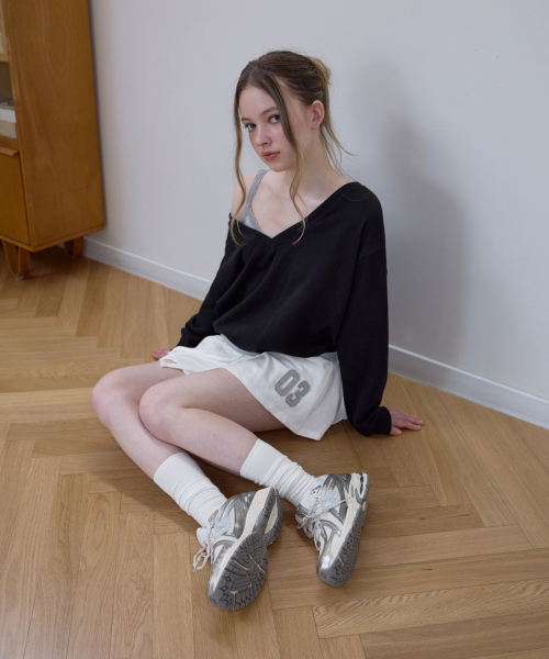 ROSEFRANTZ（ロゼフランツ）の「Deep V-neck Sweatshirt [Black]（スウェット・レディース・ブラック・OS）」の12枚目の写真
