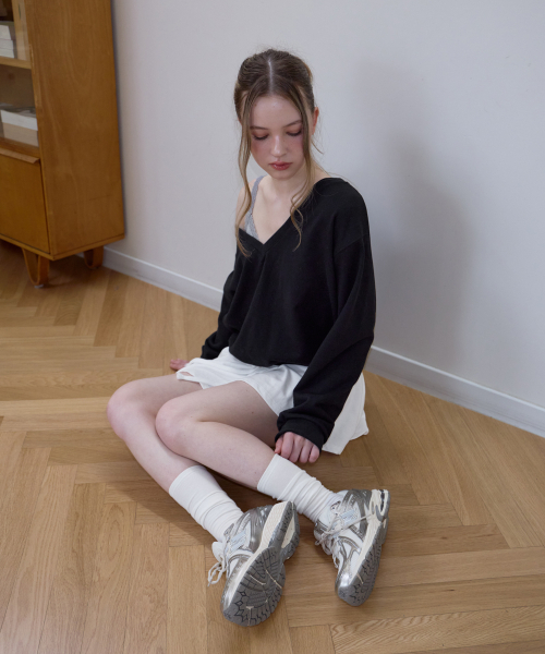 ROSEFRANTZ（ロゼフランツ）の「Deep V-neck Sweatshirt [Black]（スウェット・レディース・ブラック・OS）」の13枚目の写真