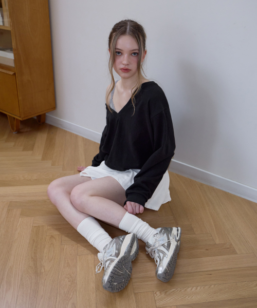 ROSEFRANTZ（ロゼフランツ）の「Deep V-neck Sweatshirt [Black]（スウェット・レディース・ブラック・OS）」の14枚目の写真