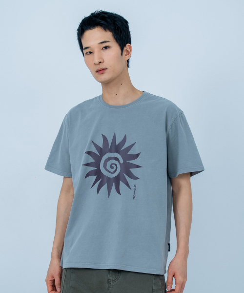 QUTON(ク―トン)の「イッサンピグメントオーバーサイズ半袖Tシャツ(Tシャツ/カットソー・レディース・ライトグレー/ブラック/チャコール・1/2)」の4枚目の写真