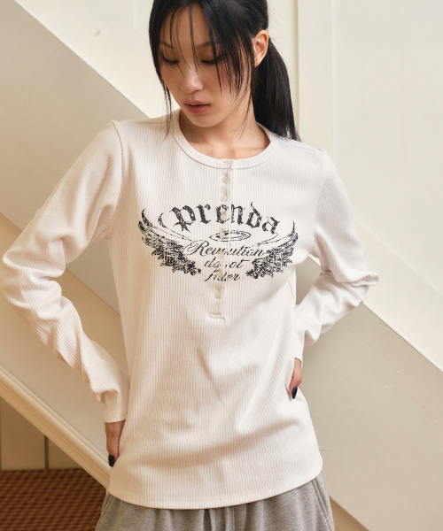 PRENDA(プレンダ)の「ウィンググラフィック ヘンリー長袖 ホワイト(Tシャツ/カットソー・レディース・その他・FREE)」の1枚目の写真