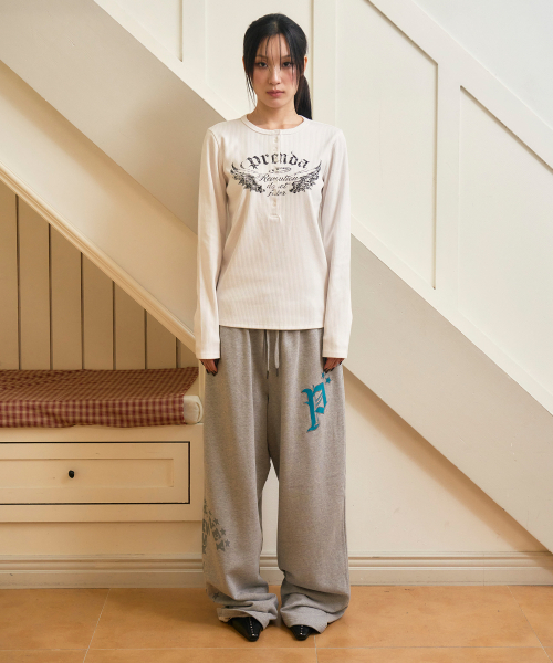 PRENDA(プレンダ)の「ウィンググラフィック ヘンリー長袖 ホワイト(Tシャツ/カットソー・レディース・その他・FREE)」の2枚目の写真