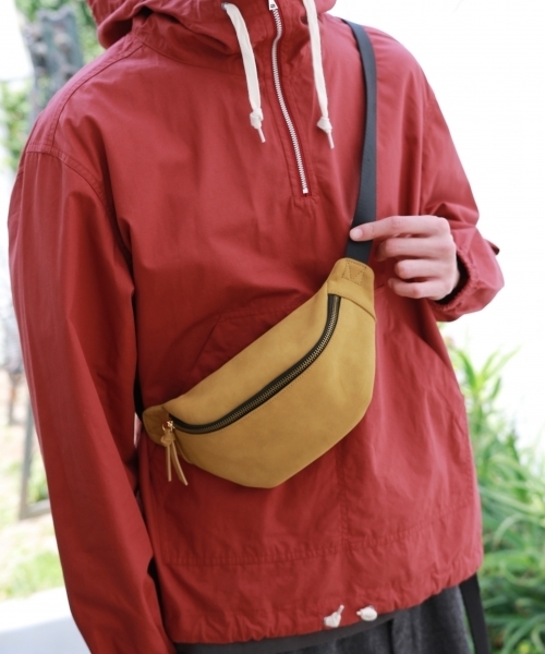 niko and...（ニコアンド）の「フェイクレザーウエストバッグ（ボディバッグ/ウエストポーチ・メンズ・ブラック/チャコールグレー/ベージュ/マスタード・FREE）」の4枚目の写真