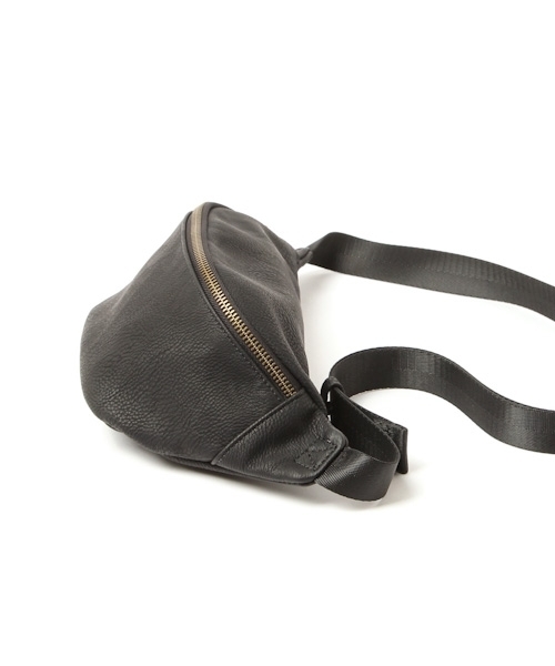 niko and...（ニコアンド）の「フェイクレザーウエストバッグ（ボディバッグ/ウエストポーチ・メンズ・ブラック/チャコールグレー/ベージュ/マスタード・FREE）」の11枚目の写真