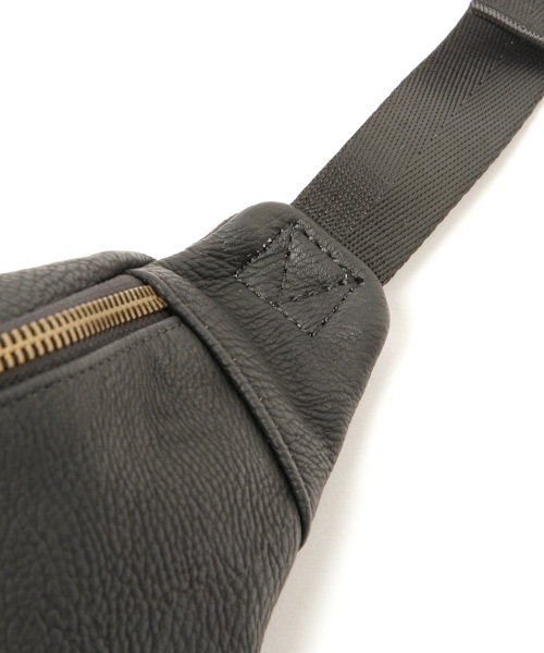 niko and...（ニコアンド）の「フェイクレザーウエストバッグ（ボディバッグ/ウエストポーチ・メンズ・ブラック/チャコールグレー/ベージュ/マスタード・FREE）」の14枚目の写真