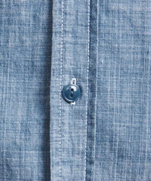 District（ディストリクト）の「＜District（ディストリクト）＞ シャンブレー レギュラー シャツ ◆（シャツ/ブラウス・メンズ・ライトブルー・SMALL/MEDIUM/LARGE）」の2枚目の写真