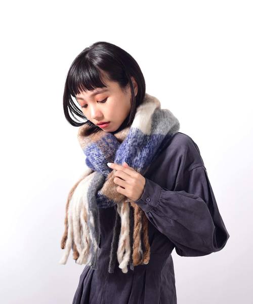 VitaFelice（ヴィータフェリーチェ）の「モヘアタッチマフラー ボリュームストール（ストール/ショール・レディース・キャメル/マスタード/サックスブルー/ブラック/ベージュ系その他/クリーム/ピンク/グレー/グリーン系その他/ブルー系その他/レッド系その他/パープル系その他/モカ/オレンジ/ピンク系その他/ピンク系その他2・FREE）」の9枚目の写真