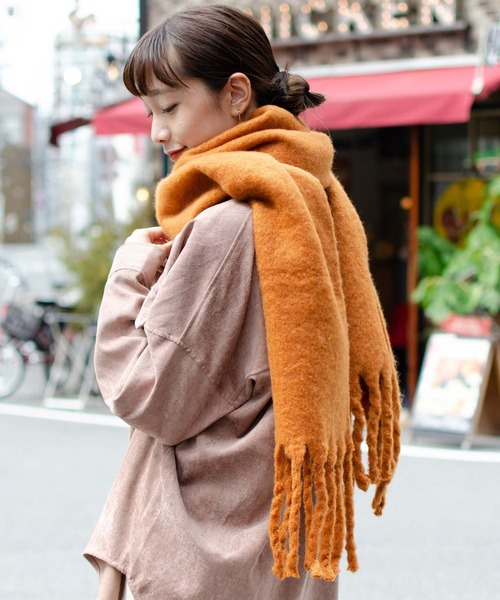 VitaFelice（ヴィータフェリーチェ）の「モヘアタッチマフラー ボリュームストール（ストール/ショール・レディース・キャメル/マスタード/サックスブルー/ブラック/ベージュ系その他/クリーム/ピンク/グレー/グリーン系その他/ブルー系その他/レッド系その他/パープル系その他/モカ/オレンジ/ピンク系その他/ピンク系その他2・FREE）」の12枚目の写真