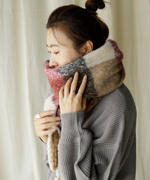 VitaFelice（ヴィータフェリーチェ）の「モヘアタッチマフラー ボリュームストール（ストール/ショール・レディース・キャメル/マスタード/サックスブルー/ブラック/ベージュ系その他/クリーム/ピンク/グレー/グリーン系その他/ブルー系その他/レッド系その他/パープル系その他/モカ/オレンジ/ピンク系その他/ピンク系その他2・FREE）」の16枚目の写真