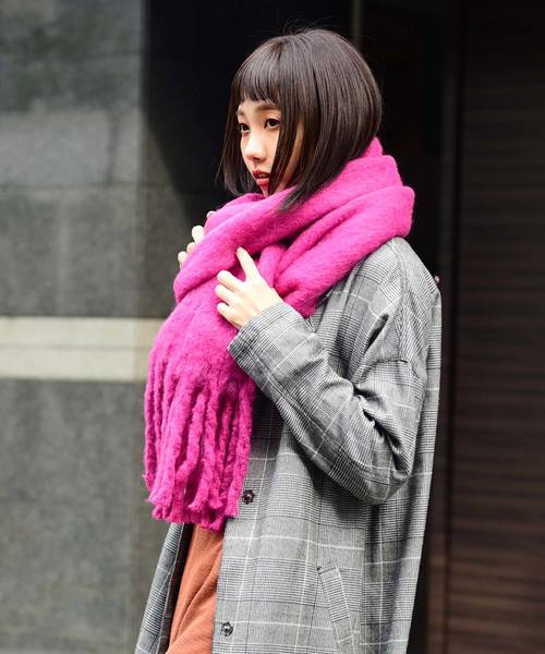 VitaFelice（ヴィータフェリーチェ）の「モヘアタッチマフラー ボリュームストール（ストール/ショール・レディース・キャメル/マスタード/サックスブルー/ブラック/ベージュ系その他/クリーム/ピンク/グレー/グリーン系その他/ブルー系その他/レッド系その他/パープル系その他/モカ/オレンジ/ピンク系その他/ピンク系その他2・FREE）」の13枚目の写真