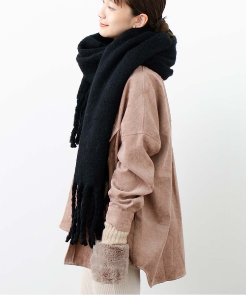 VitaFelice（ヴィータフェリーチェ）の「モヘアタッチマフラー ボリュームストール（ストール/ショール・レディース・キャメル/マスタード/サックスブルー/ブラック/ベージュ系その他/クリーム/ピンク/グレー/グリーン系その他/ブルー系その他/レッド系その他/パープル系その他/モカ/オレンジ/ピンク系その他/ピンク系その他2・FREE）」の2枚目の写真