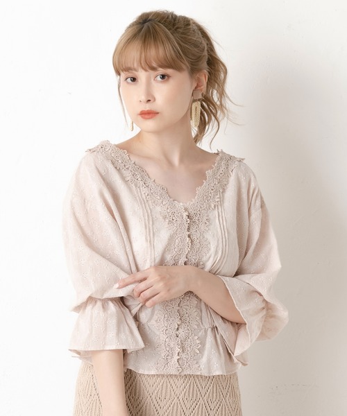 one after another NICE CLAUP（ワンアフターアナザーナイスクラップ）の「インナーセットからみレースブラウス（シャツ/ブラウス・レディース・ベージュ/オフホワイト/ブルーグレー・FREE）」の5枚目の写真