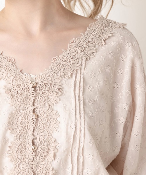 one after another NICE CLAUP（ワンアフターアナザーナイスクラップ）の「インナーセットからみレースブラウス（シャツ/ブラウス・レディース・ベージュ/オフホワイト/ブルーグレー・FREE）」の15枚目の写真