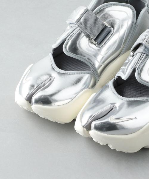 NIKE（ナイキ）の「NIKE ウィメンズ アクア リフト/ナイキ（スニーカー・レディース・シルバー・23cm/22.5cm/23.5cm/25cm/24cm/24.5cm）」の2枚目の写真