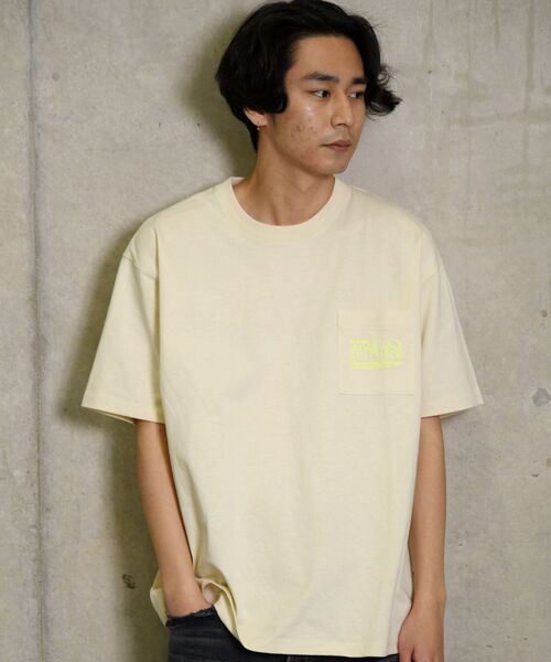 Manhattan Portage（マンハッタンポーテージ）の「【WEB限定/SHIPS別注】Manhattan Portage: ネオンカラー エンブロイダリー ロゴ Tシャツ（Tシャツ/カットソー・メンズ・ホワイト/グレー/ブラック/ナチュラル・SMALL/MEDIUM/X-LARGE/LARGE）」の9枚目の写真