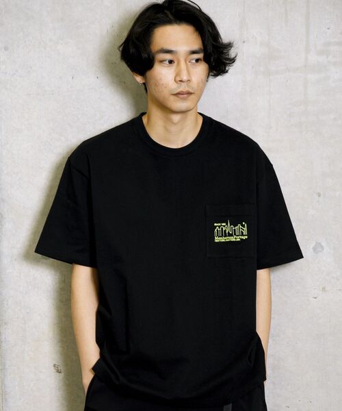 Manhattan Portage（マンハッタンポーテージ）の「【WEB限定/SHIPS別注】Manhattan Portage: ネオンカラー エンブロイダリー ロゴ Tシャツ（Tシャツ/カットソー・メンズ・ホワイト/グレー/ブラック/ナチュラル・SMALL/MEDIUM/X-LARGE/LARGE）」の21枚目の写真