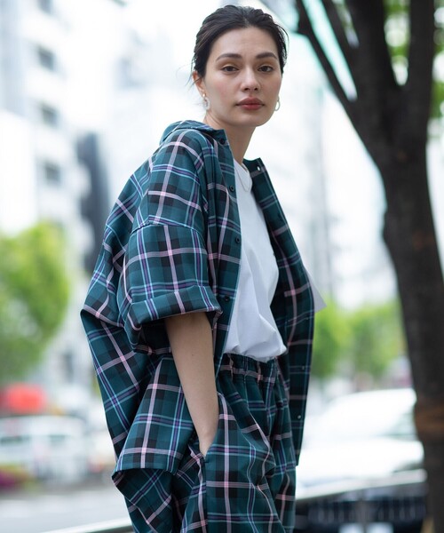 THE SHOP TK （ザ ショップ ティーケー ）の「◆【WEB限定】ビッグシルエットスケーターシャツ/合皮/オンブレー/チェック/セットアップ対応可（シャツ/ブラウス・メンズ・ベージュ系/ダークグリーン系1/ライトグリーン系/ブラック/ブラック系/ブルー系・01/02/03/04）」の5枚目の写真