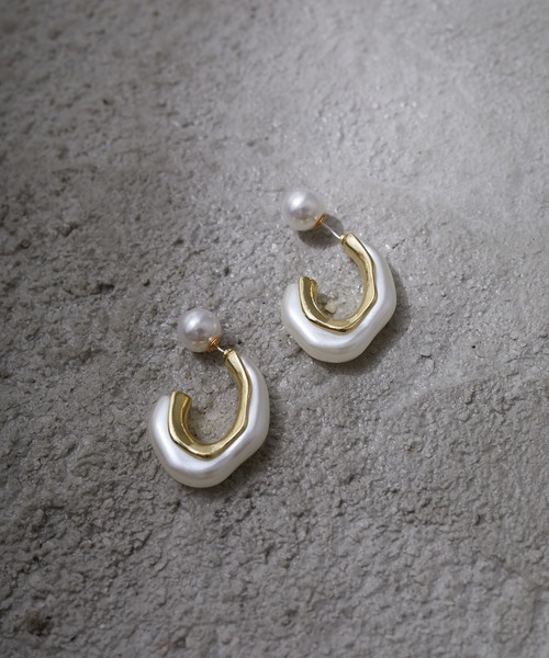 Birthday room（バースデイルーム）の「ドロップウェーブシルエットピアス（ピアス（両耳用）・レディース・ホワイト/ベージュ/ブラウン/クリア・FREE）」の2枚目の写真