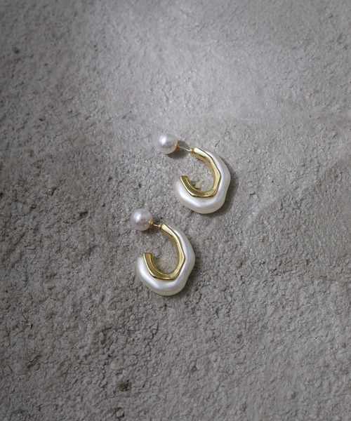 Birthday room（バースデイルーム）の「ドロップウェーブシルエットピアス（ピアス（両耳用）・レディース・ホワイト/ベージュ/ブラウン/クリア・FREE）」の5枚目の写真