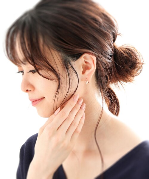 COCOSHNIK(ココシュニック)の「K10ダイヤモンド ダブルシード スタッドピアス(ピアス(両耳用)・レディース・アイボリー系・00)」の13枚目の写真
