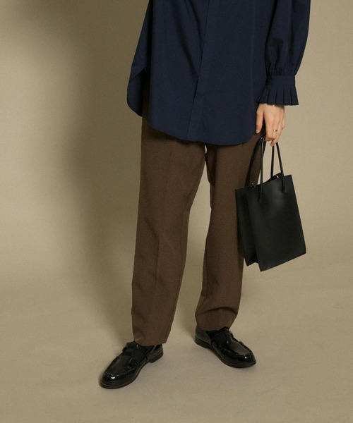 KBF（ケイビーエフ）の「illi　ワンタックスリムテーパードパンツ（その他パンツ・レディース・ブラック/ベージュ/ブラウン・38/36）」の3枚目の写真