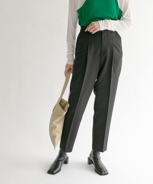 KBF（ケイビーエフ）の「illi　ワンタックスリムテーパードパンツ（その他パンツ・レディース・ブラック/ベージュ/ブラウン・38/36）」の2枚目の写真