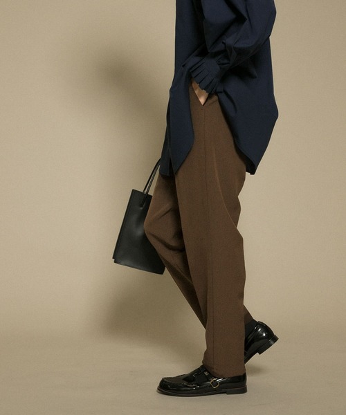 KBF（ケイビーエフ）の「illi　ワンタックスリムテーパードパンツ（その他パンツ・レディース・ブラック/ベージュ/ブラウン・38/36）」の5枚目の写真