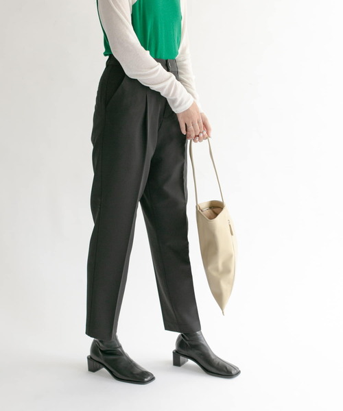 KBF（ケイビーエフ）の「illi　ワンタックスリムテーパードパンツ（その他パンツ・レディース・ブラック/ベージュ/ブラウン・38/36）」の19枚目の写真