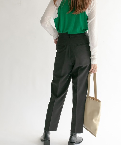 KBF（ケイビーエフ）の「illi　ワンタックスリムテーパードパンツ（その他パンツ・レディース・ブラック/ベージュ/ブラウン・38/36）」の20枚目の写真