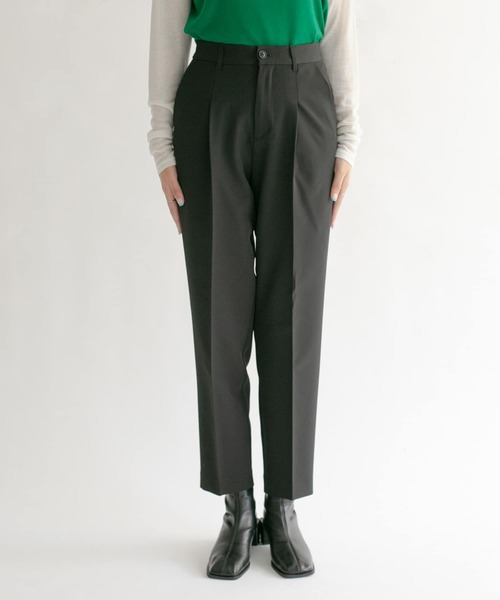 KBF（ケイビーエフ）の「illi　ワンタックスリムテーパードパンツ（その他パンツ・レディース・ブラック/ベージュ/ブラウン・38/36）」の22枚目の写真