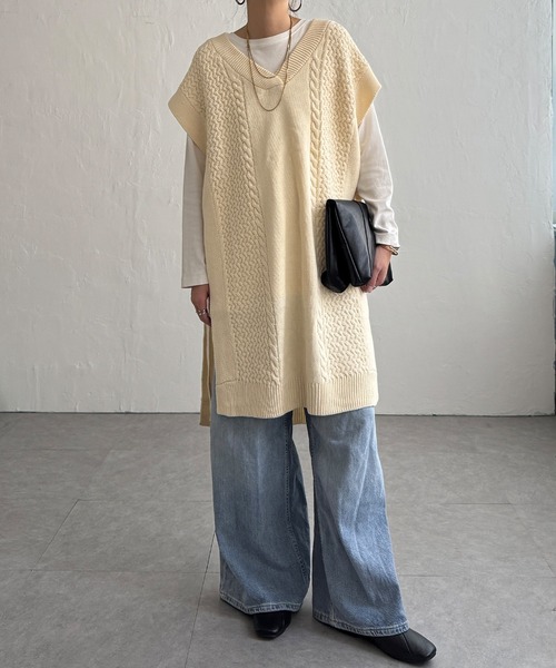 LBC(エルビーシー)の「ケーブルロングニットベスト(ニット/セーター・レディース・ホワイト/チャコールグレー・M)」の1枚目の写真