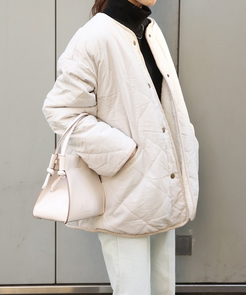 one after another NICE CLAUP（ワンアフターアナザーナイスクラップ）の「【ZOZO限定】リバーシブルで着こなし広がる！ノーカラーキルティングボアコート（ノーカラーコート・レディース・ブラック/オフホワイト/ライトカーキ/ライトベージュ・FREE）」の2枚目の写真