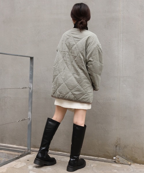 one after another NICE CLAUP（ワンアフターアナザーナイスクラップ）の「【ZOZO限定】リバーシブルで着こなし広がる！ノーカラーキルティングボアコート（ノーカラーコート・レディース・ブラック/オフホワイト/ライトカーキ/ライトベージュ・FREE）」の7枚目の写真