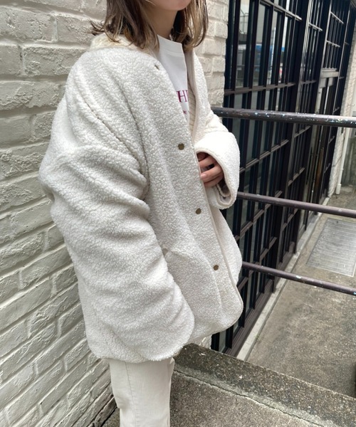 one after another NICE CLAUP（ワンアフターアナザーナイスクラップ）の「【ZOZO限定】リバーシブルで着こなし広がる！ノーカラーキルティングボアコート（ノーカラーコート・レディース・ブラック/オフホワイト/ライトカーキ/ライトベージュ・FREE）」の19枚目の写真