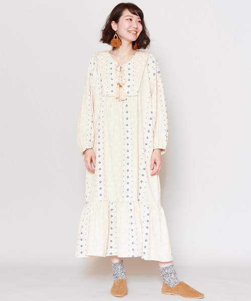 チャイハネ(チャイハネ)の「【チャイハネ】バンダナ柄ティアードワンピース(ワンピース・レディース・ベージュ/ブルー/オレンジ・FREE)」の2枚目の写真