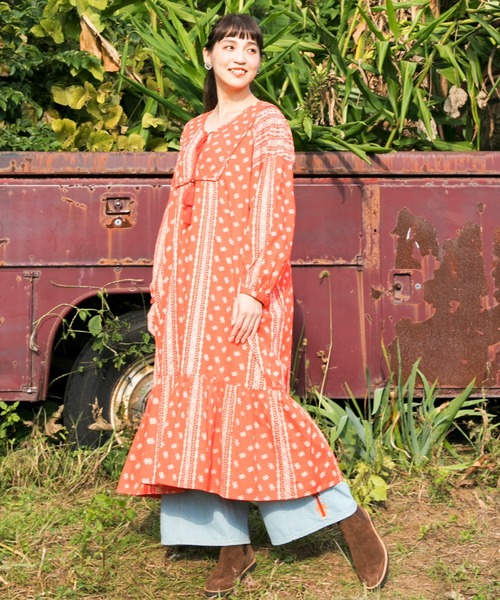 チャイハネ(チャイハネ)の「【チャイハネ】バンダナ柄ティアードワンピース(ワンピース・レディース・ベージュ/ブルー/オレンジ・FREE)」の1枚目の写真