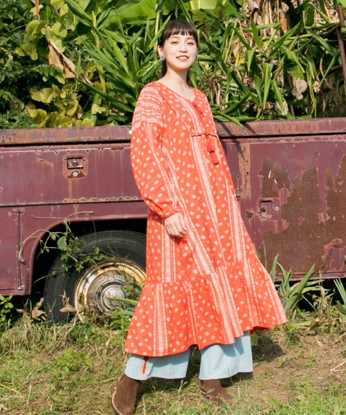 チャイハネ(チャイハネ)の「【チャイハネ】バンダナ柄ティアードワンピース(ワンピース・レディース・ベージュ/ブルー/オレンジ・FREE)」の4枚目の写真