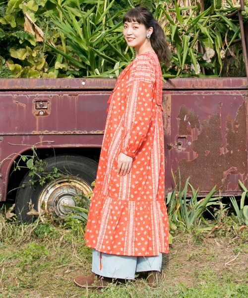 チャイハネ(チャイハネ)の「【チャイハネ】バンダナ柄ティアードワンピース(ワンピース・レディース・ベージュ/ブルー/オレンジ・FREE)」の5枚目の写真