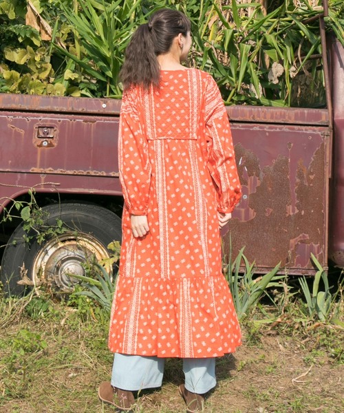 チャイハネ(チャイハネ)の「【チャイハネ】バンダナ柄ティアードワンピース(ワンピース・レディース・ベージュ/ブルー/オレンジ・FREE)」の6枚目の写真