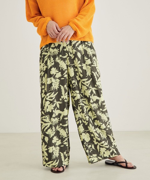 SALON adam et rope'(サロン アダム エ ロペ)の「ヴィンテージライクフラワープリントワイドパンツ(その他パンツ・レディース・カーキ/オレンジ・S/M)」の2枚目の写真