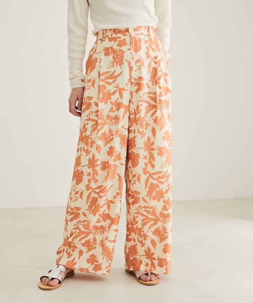 SALON adam et rope'(サロン アダム エ ロペ)の「ヴィンテージライクフラワープリントワイドパンツ(その他パンツ・レディース・カーキ/オレンジ・S/M)」の1枚目の写真