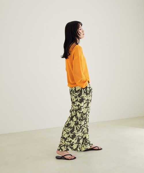 SALON adam et rope'(サロン アダム エ ロペ)の「ヴィンテージライクフラワープリントワイドパンツ(その他パンツ・レディース・カーキ/オレンジ・S/M)」の8枚目の写真