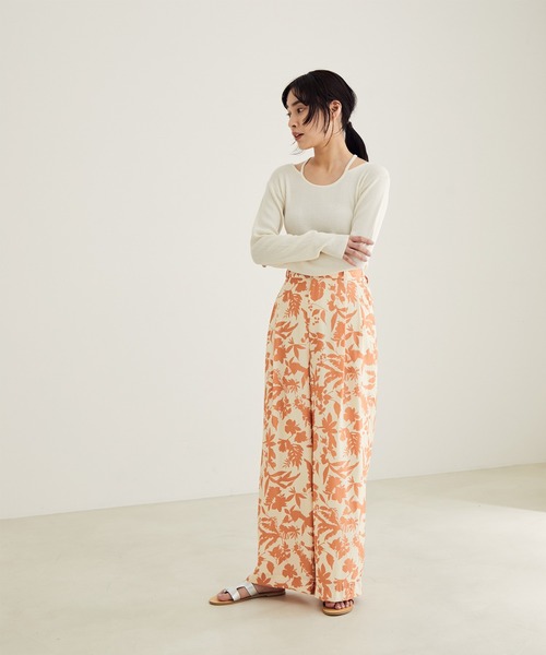 SALON adam et rope'(サロン アダム エ ロペ)の「ヴィンテージライクフラワープリントワイドパンツ(その他パンツ・レディース・カーキ/オレンジ・S/M)」の11枚目の写真