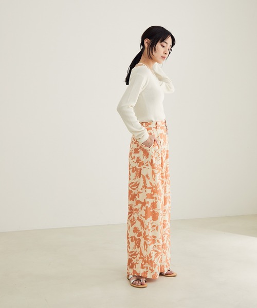 SALON adam et rope'(サロン アダム エ ロペ)の「ヴィンテージライクフラワープリントワイドパンツ(その他パンツ・レディース・カーキ/オレンジ・S/M)」の14枚目の写真